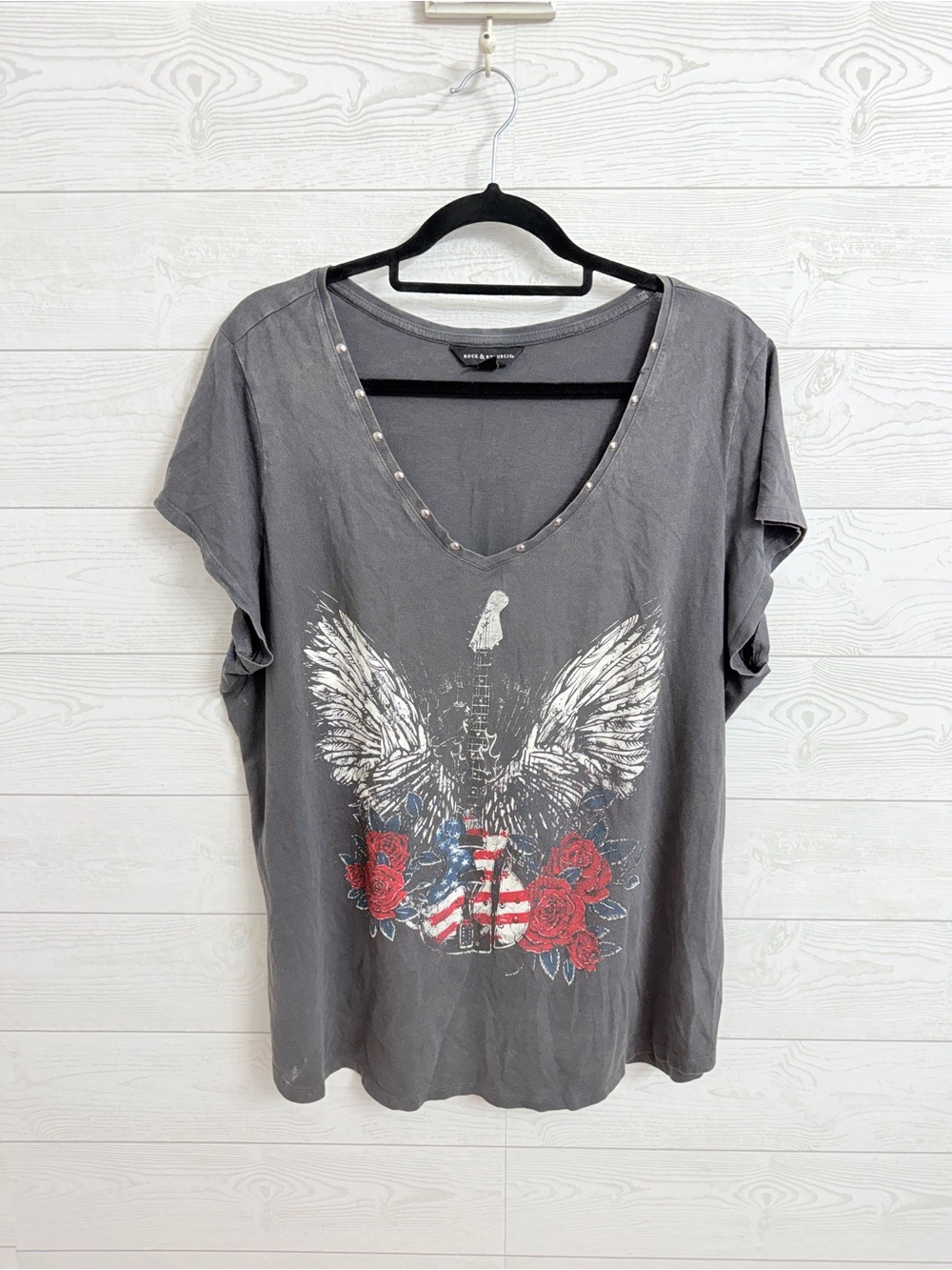 Rock & Republic Women’s Gray V-Neck Tee with Wing, Flag & Rose Graphic. Size 1X